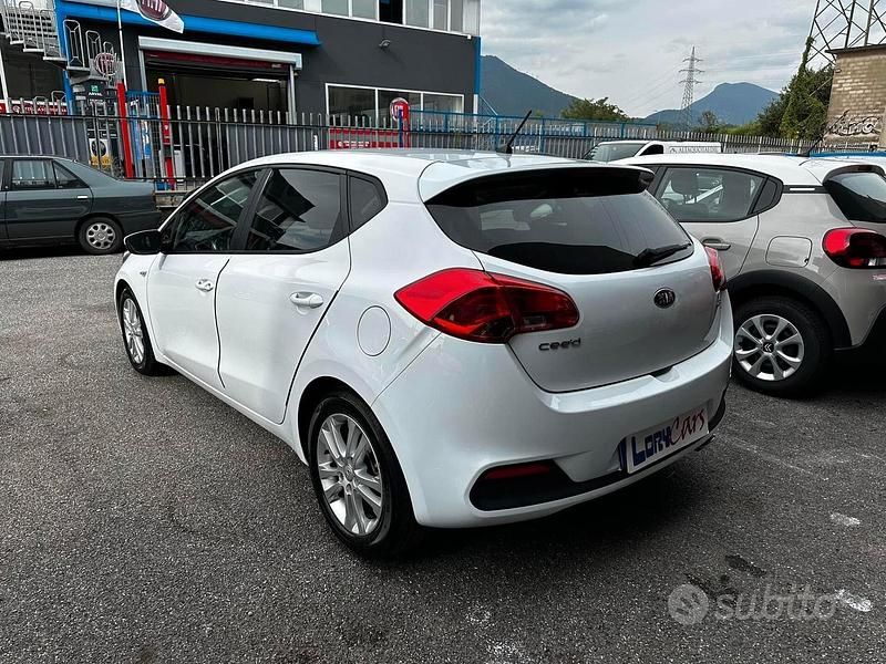 Begagnad Kia Ceed 110 HK (80 kW) 2013 Vit Halvkombi
