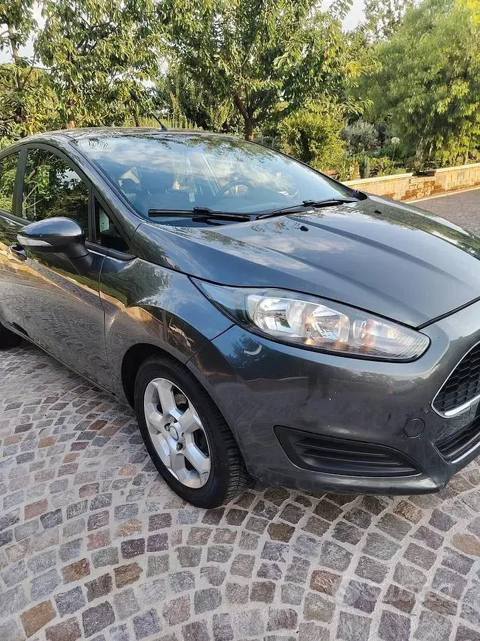 Usata Ford Fiesta 75 CV (55 kW) 2017 Grigio Utilitaria