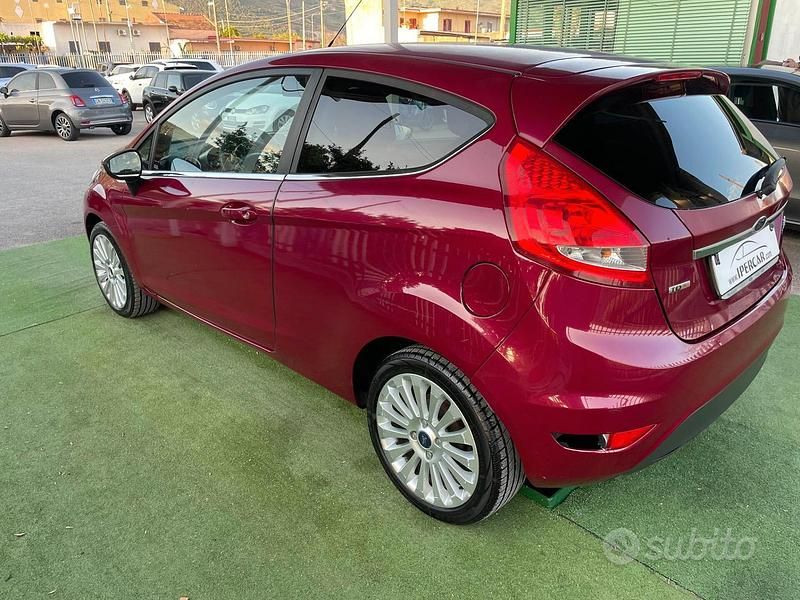 Usata Ford Fiesta Titanium 68 CV (50 kW) 2009 Viola Utilitaria
