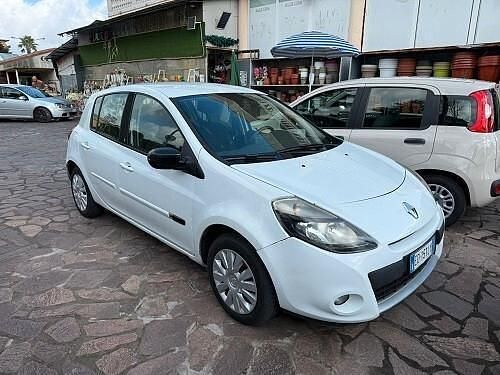 Bianco Usata 2010 Renault Clio II Tre volumi | 2800 € (Cara) - Immagine 1/1