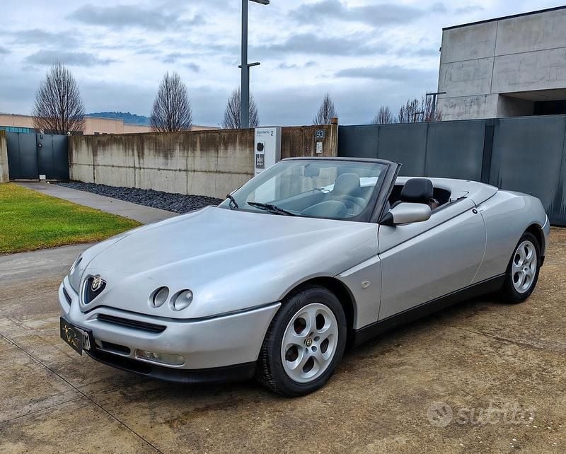 Begagnad Alfa Romeo Spider 150 HK (110 kW) 1997 Vit Cab