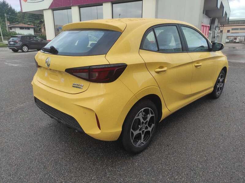 Usata MG MG3 Comfort 194 CV (142 kW) 2024 Giallo alba Utilitaria