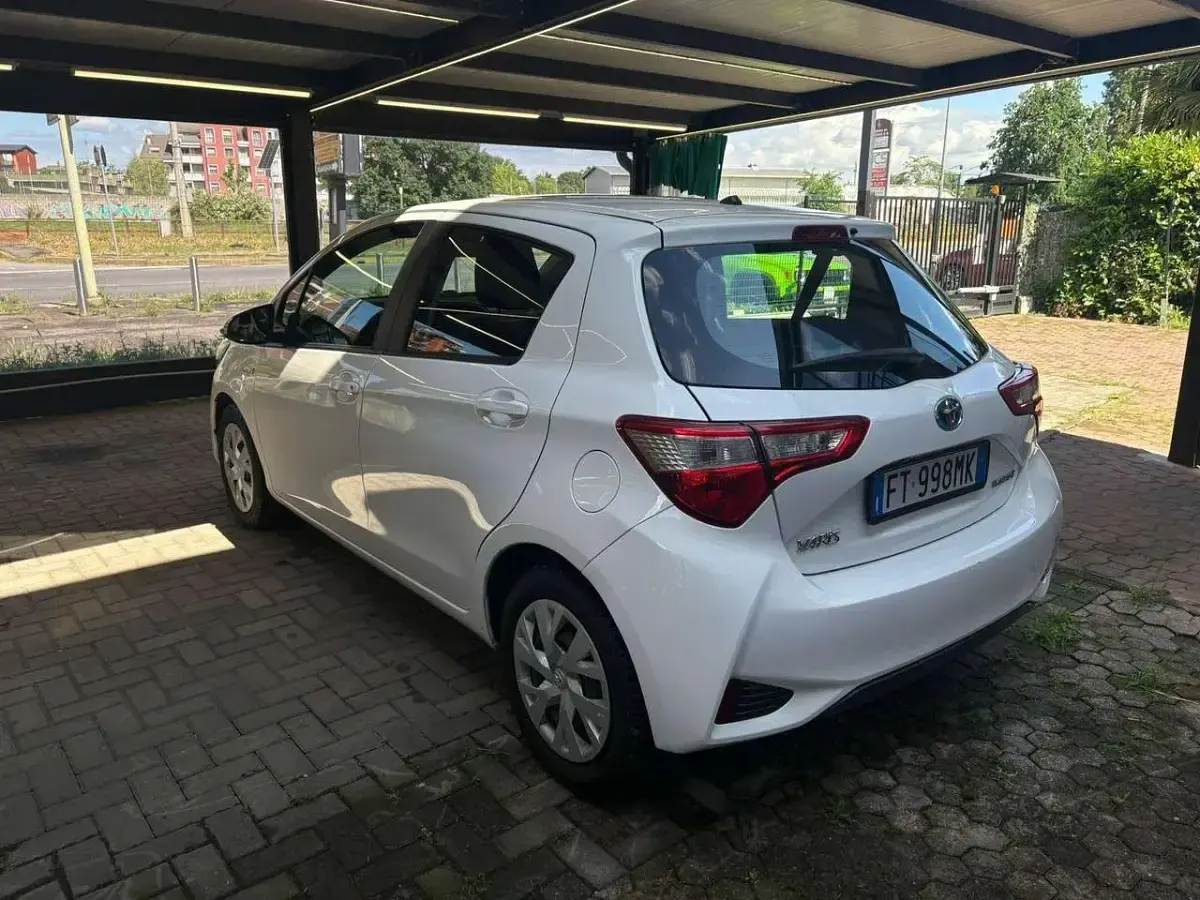 Usata Toyota Yaris Hybrid Business Edition 73 CV (53 kW) 2018 Bianco Berlina