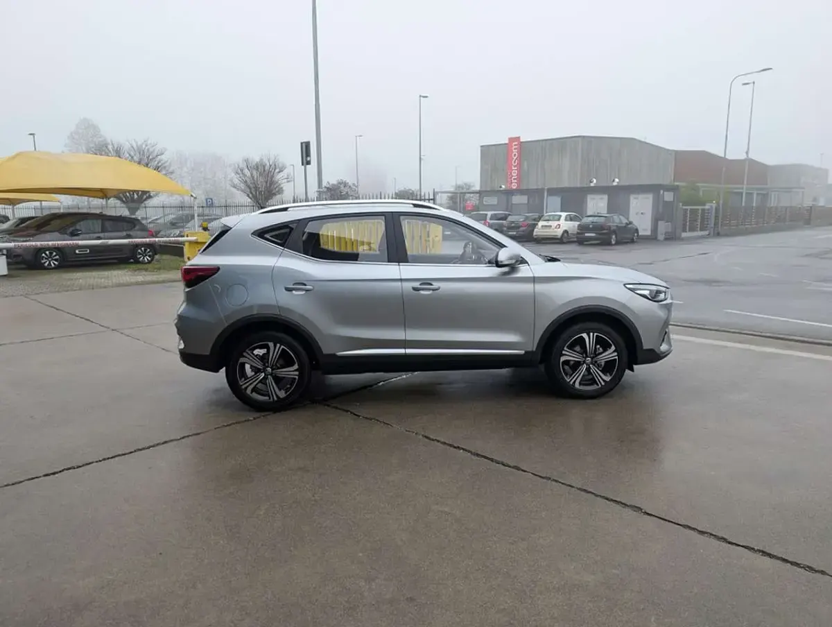 Usata MG ZS Luxury 106 CV (77 kW) 2024 Argento SUV