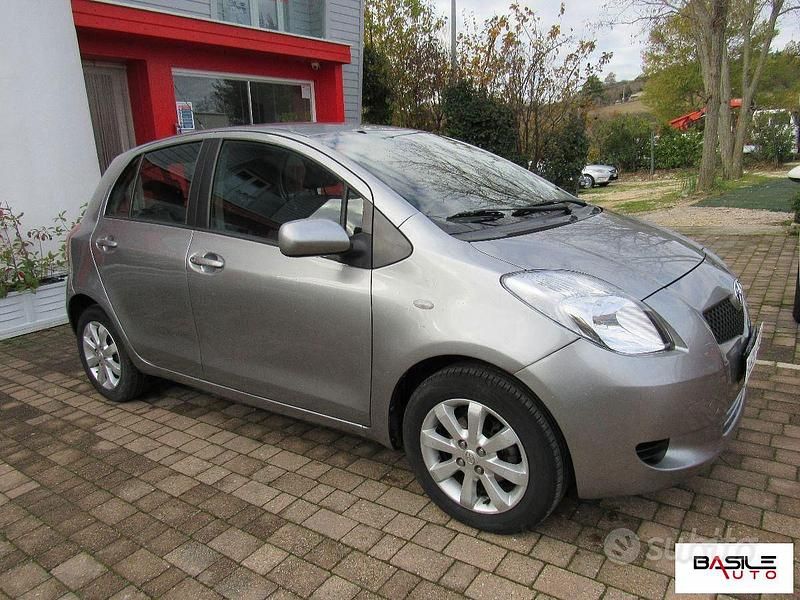 Usata Toyota Yaris 87 CV (63 kW) 2008 Grigio chiaro Utilitaria