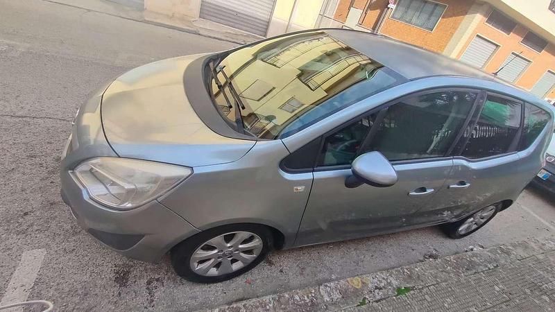 Usata Opel Meriva 110 CV (80 kW) 2011 Argento Monovolume