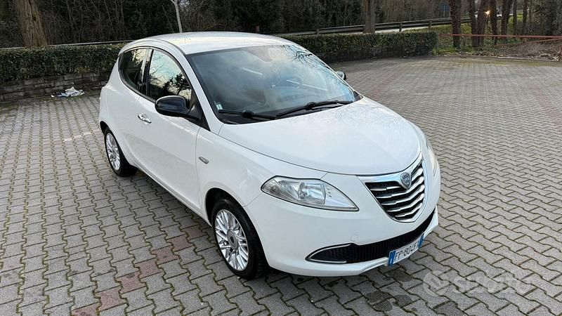 Usata Lancia Ypsilon Platinum 69 CV (50 kW) 2015 Bianco Utilitaria