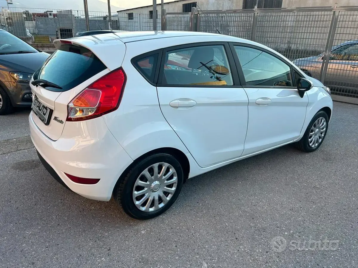 Usata Ford Fiesta 75 CV (55 kW) 2014 Bianco Utilitaria