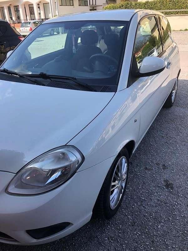 Usata Lancia Ypsilon 60 CV (44 kW) 2010 Bianco Utilitaria