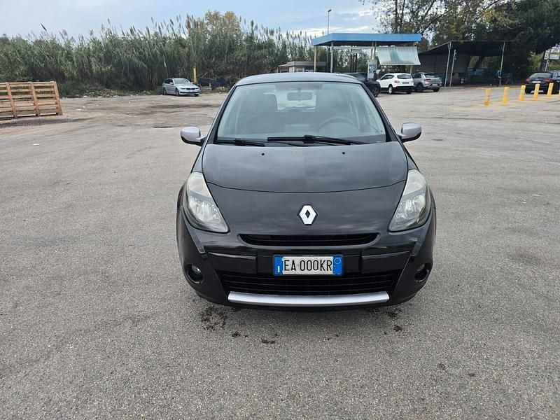 Nero Usata 2010 Renault Clio II Dynamique Tre volumi | 4000 € (Buon prezzo) - Immagine 1/4