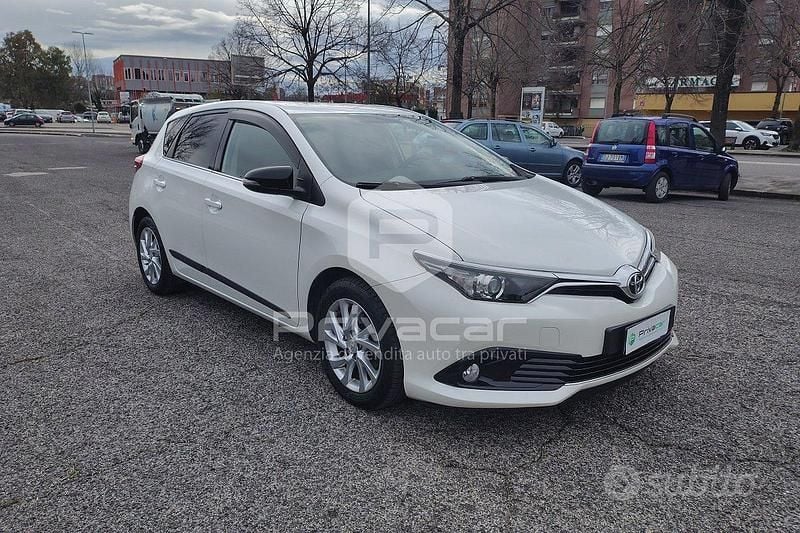Usata Toyota Auris Lounge 111 CV (81 kW) 2016 Bianco Utilitaria