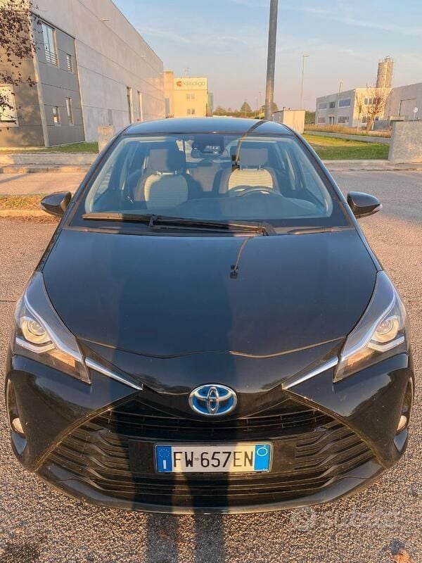 Usata Toyota Yaris Hybrid 111 CV (81 kW) 2019 Nero Berlina