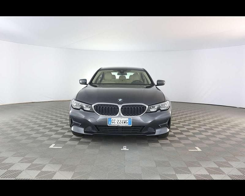 Usata BMW 318 Luxury Line 150 CV (110 kW) 2021 Grigio / pastello Berlina