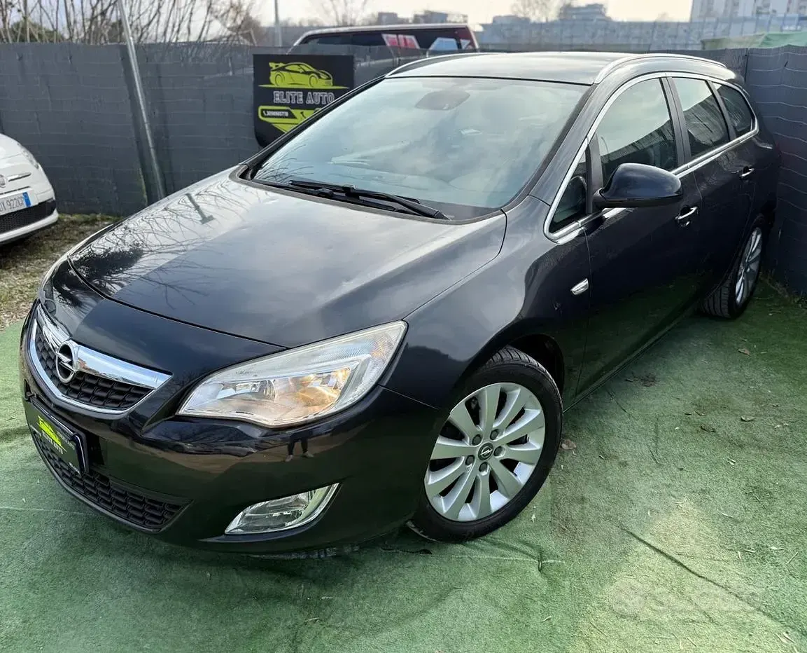 Usata Opel Astra 110 CV (80 kW) 2012 Nero Station wagon