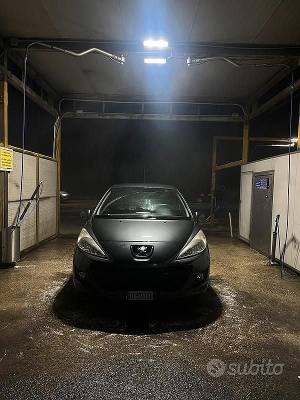 Grigio Usata 2009 Peugeot 207 Due volumi | 3500 € (Buon prezzo) - Immagine 1/4