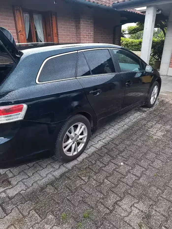 Usata Toyota Avensis 126 CV (92 kW) 2010 Nero Station wagon