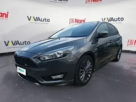 Usata Ford Focus ST-Line 120 CV (88 kW) 2017 Grigio scuro Utilitaria
