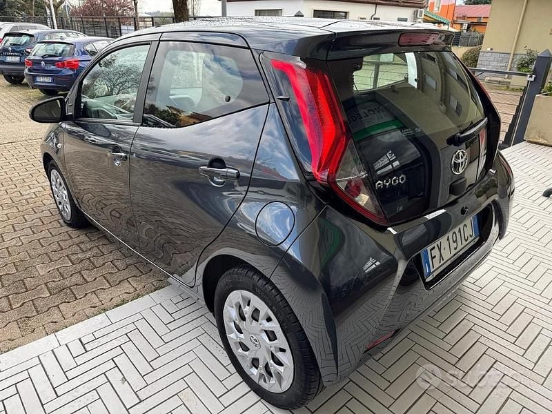 Usata Toyota Aygo Business Edition 72 CV (52 kW) 2019 Grigio Utilitaria