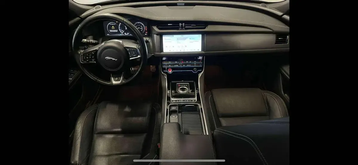 Usata Jaguar XF R-Sport 163 CV (119 kW) 2018 Argento Berlina