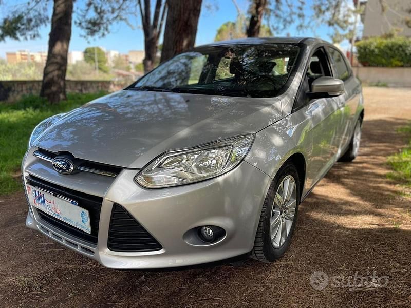 Begagnad Ford Focus Titanium 115 HK (84 kW) 2014 Grå Sedan