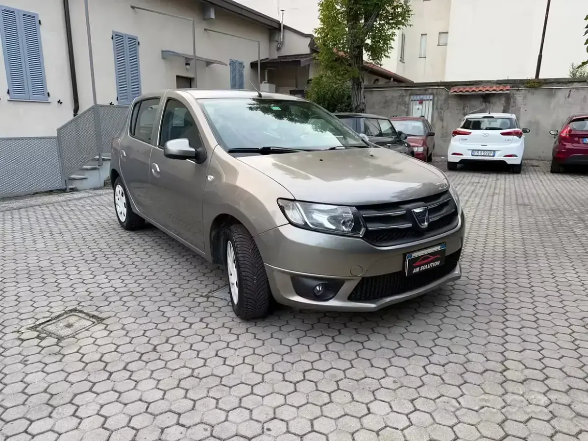 Begagnad Dacia Sandero Lauréate 75 HK (55 kW) 2013 Grå Sedan