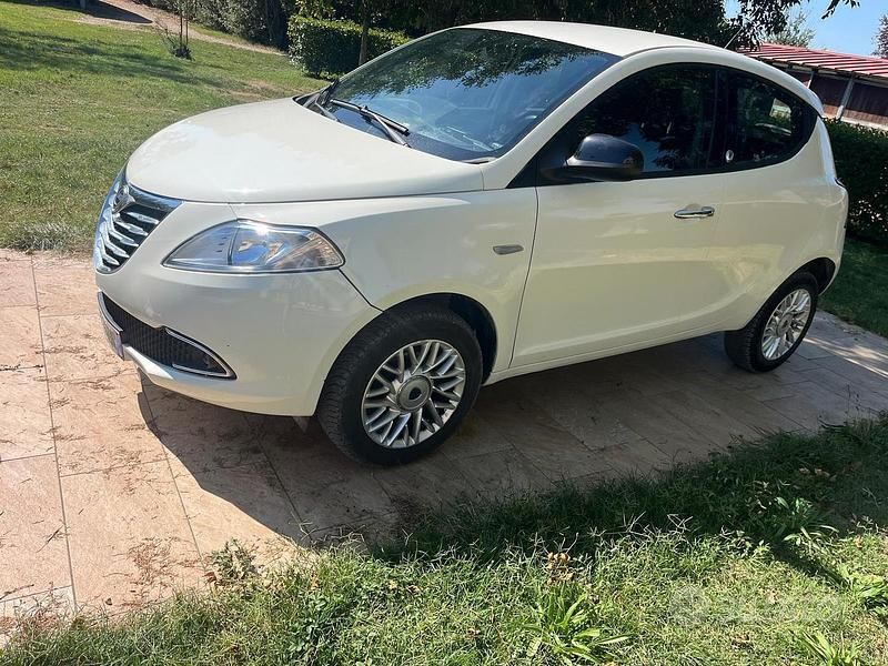 Usata Lancia Ypsilon 80 CV (58 kW) 2015 Bianco Utilitaria