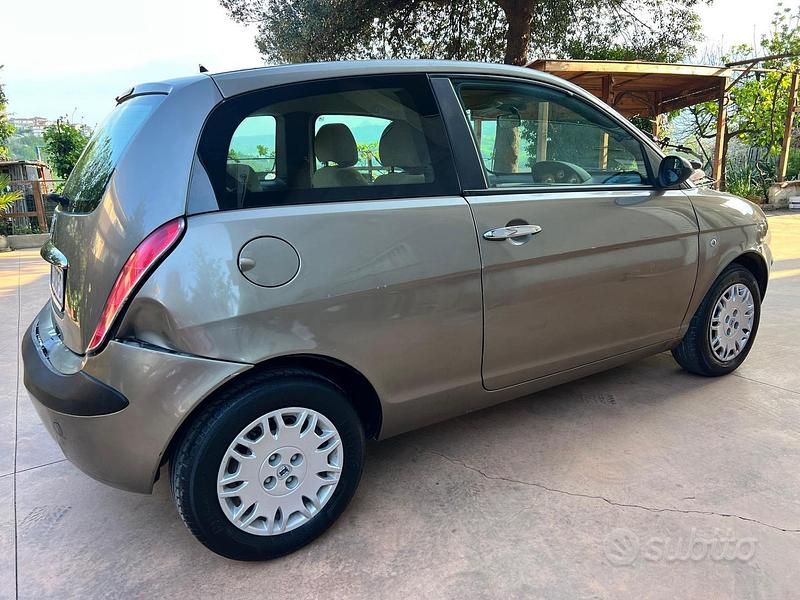Usado Lancia Ypsilon 70 HP (51 kW) 2006 Cinzento Citadino