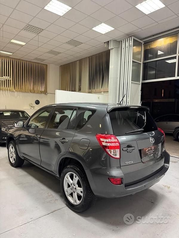 Usata Toyota RAV4 150 CV (110 kW) 2010 Grigio SUV