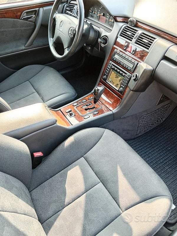 Usata Mercedes 200 163 CV (119 kW) 2001 Grigio Berlina