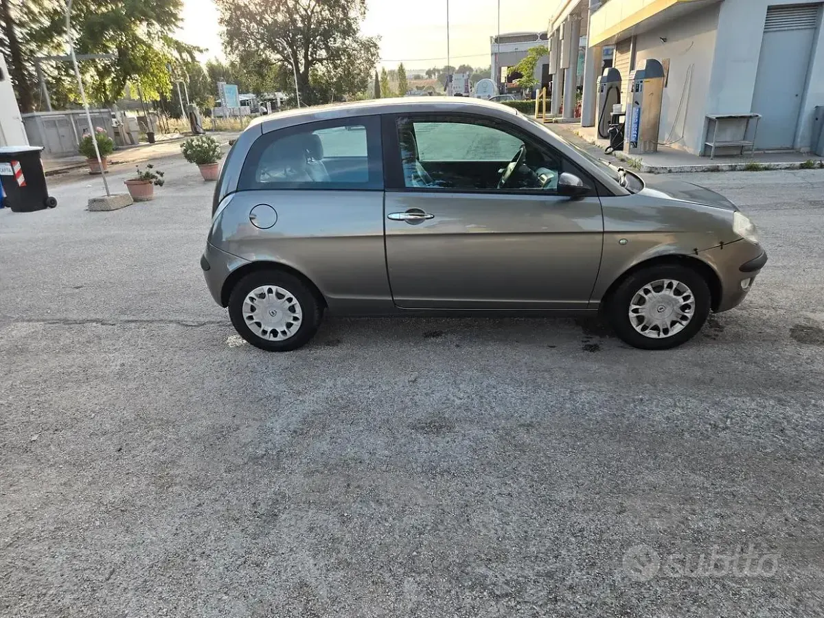 Usata Lancia Ypsilon 60 CV (44 kW) 2005 Grigio Utilitaria