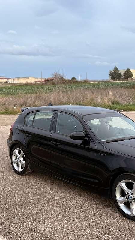 Begagnad BMW 118 Efficient Dynamics 143 HK (105 kW) 2009 Svart Halvkombi