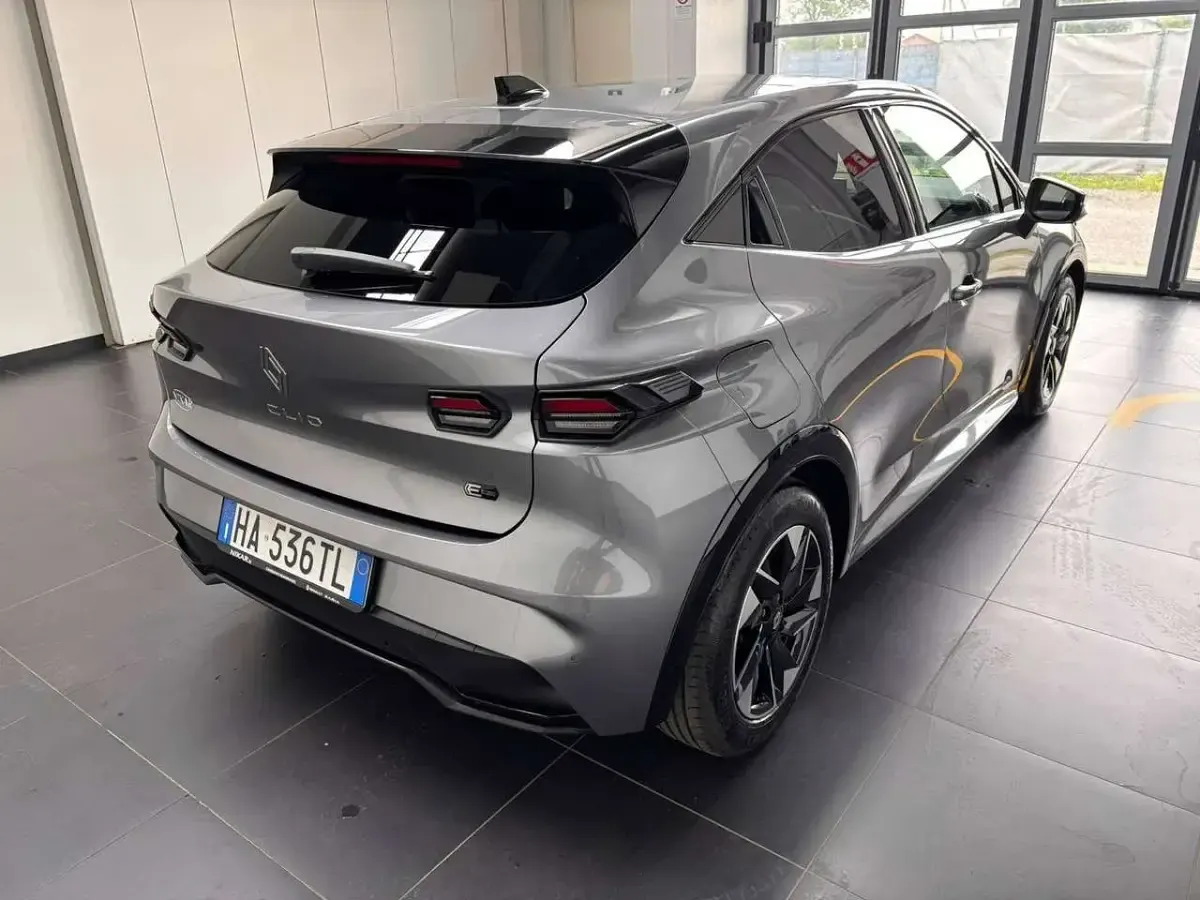 Usata Renault Clio V Techno 109 CV (80 kW) 2025 Grigio scisto Berlina