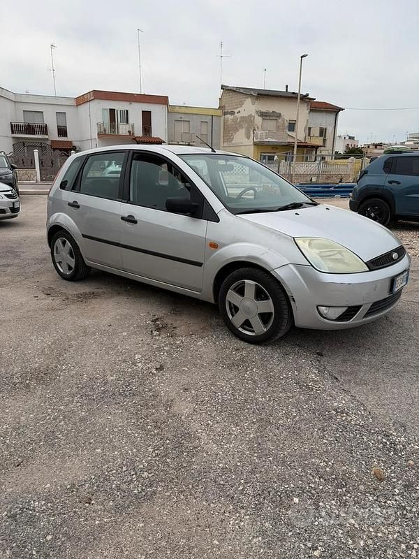 Usata Ford Fiesta 75 CV (55 kW) 2003 Grigio Utilitaria