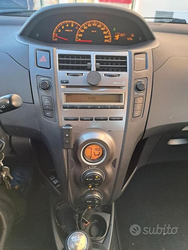 Usata Toyota Yaris Sol 90 CV (66 kW) 2011 Grigio Utilitaria