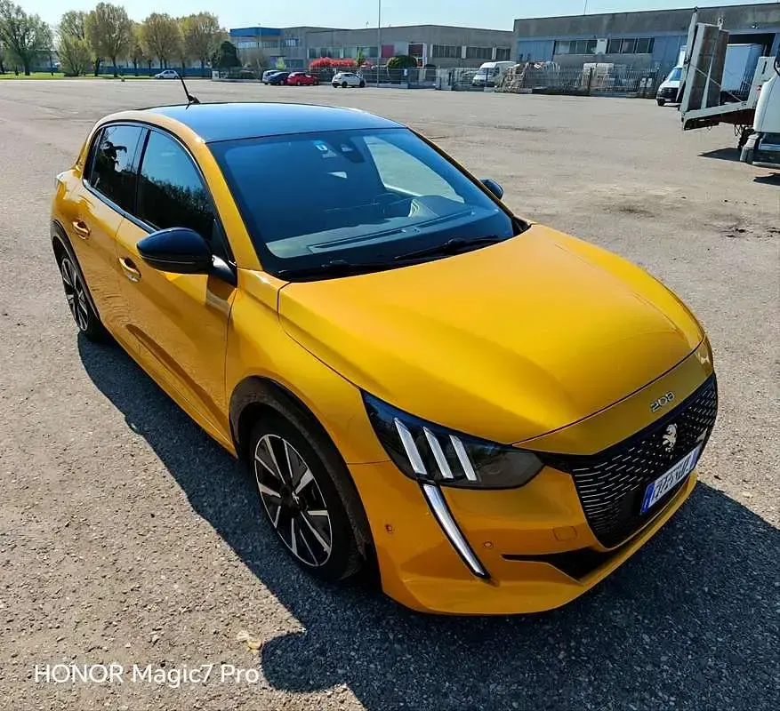 Usata Peugeot 208 GT-line 102 CV (75 kW) 2020 Giallo Utilitaria