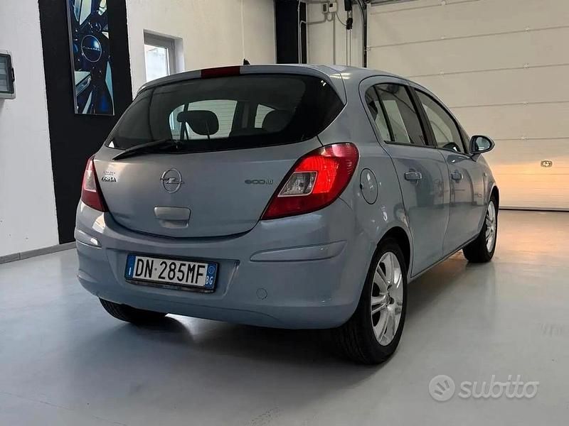 Usata Opel Corsa Cosmo 75 CV (55 kW) 2008 Argento Berlina