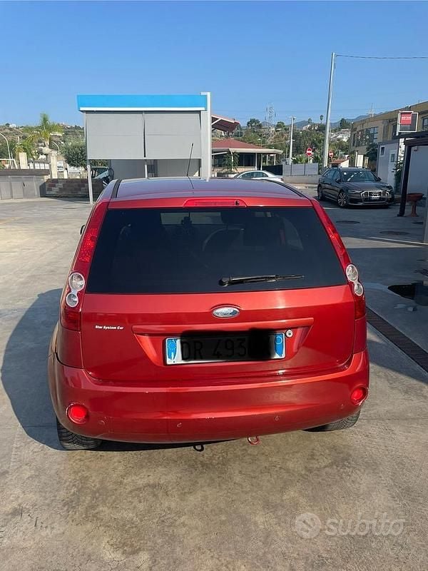 Usata Ford Fiesta 75 CV (55 kW) 2007 Rosso Berlina