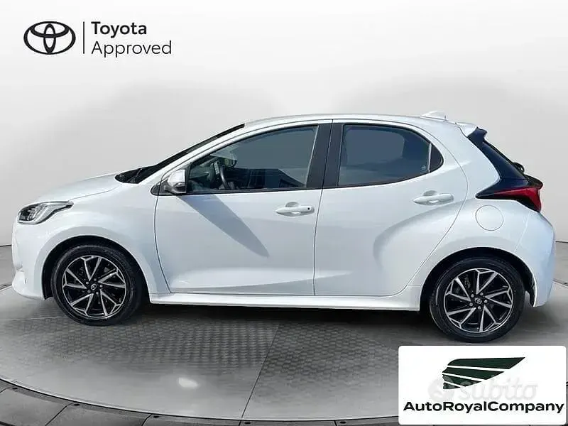 Usata Toyota Yaris Hybrid Trend 116 CV (85 kW) 2022 Bianco Berlina