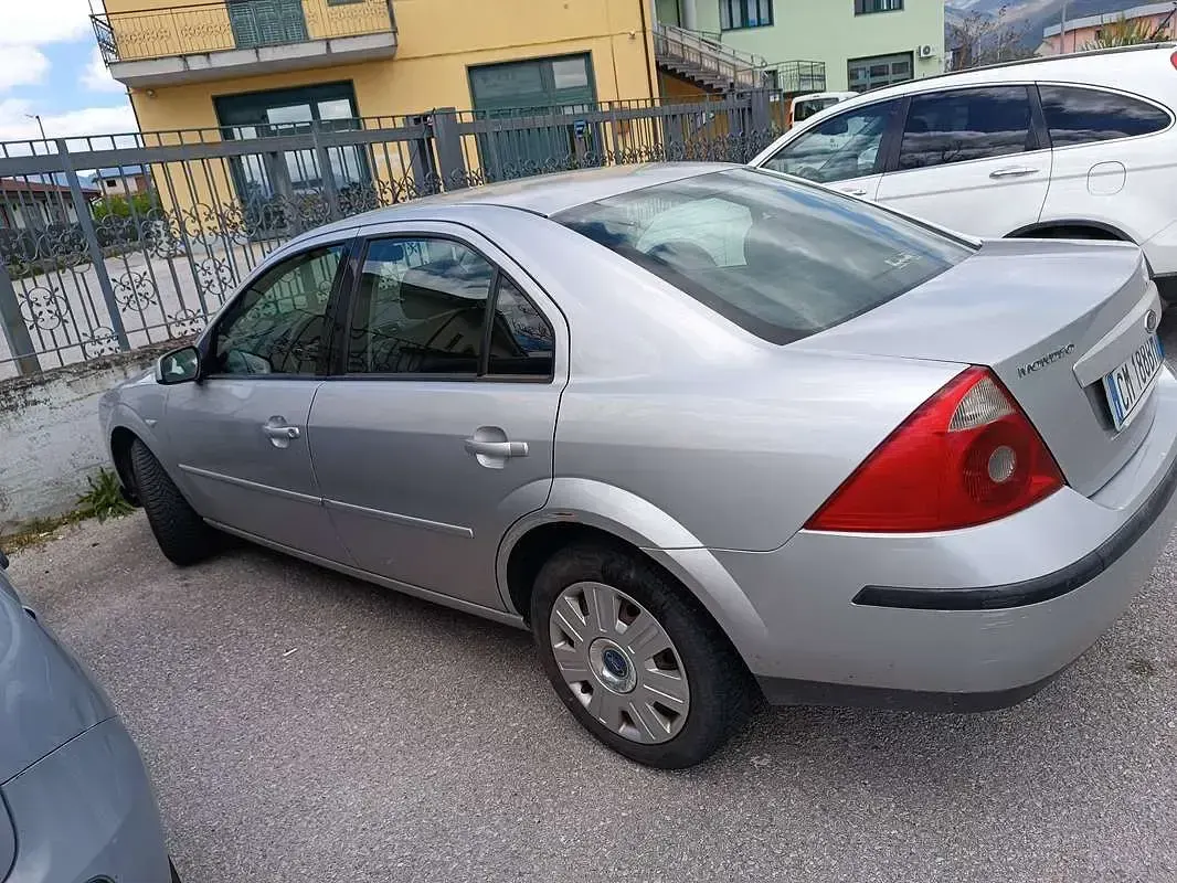 Usata Ford Mondeo 131 CV (96 kW) 2004 Argento Berlina