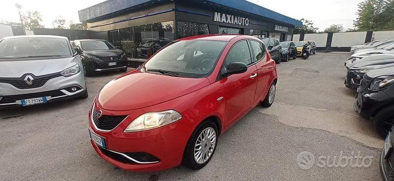 Usata Lancia Ypsilon 69 CV (50 kW) 2015 Rosso Utilitaria