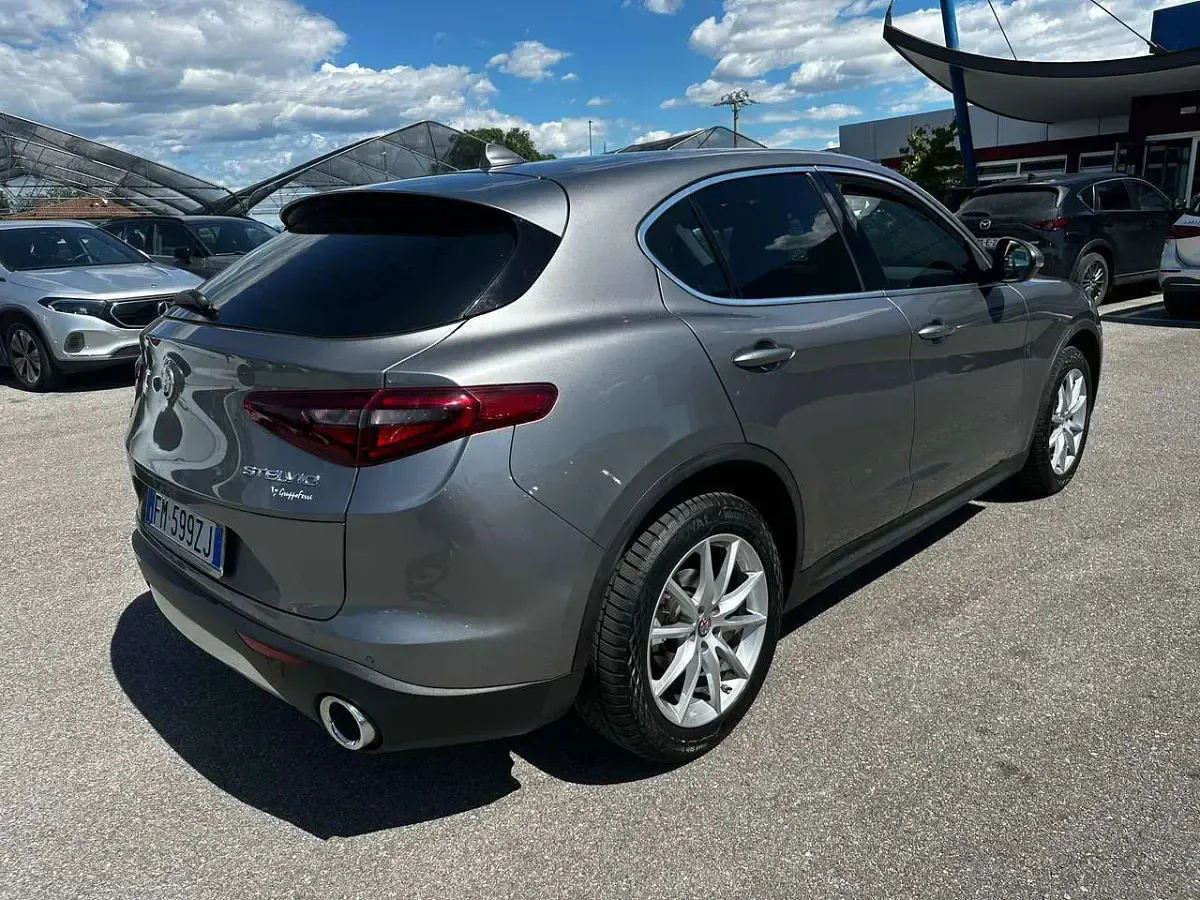 Usata Alfa Romeo Stelvio Executive 209 CV (153 kW) 2017 Grigio SUV
