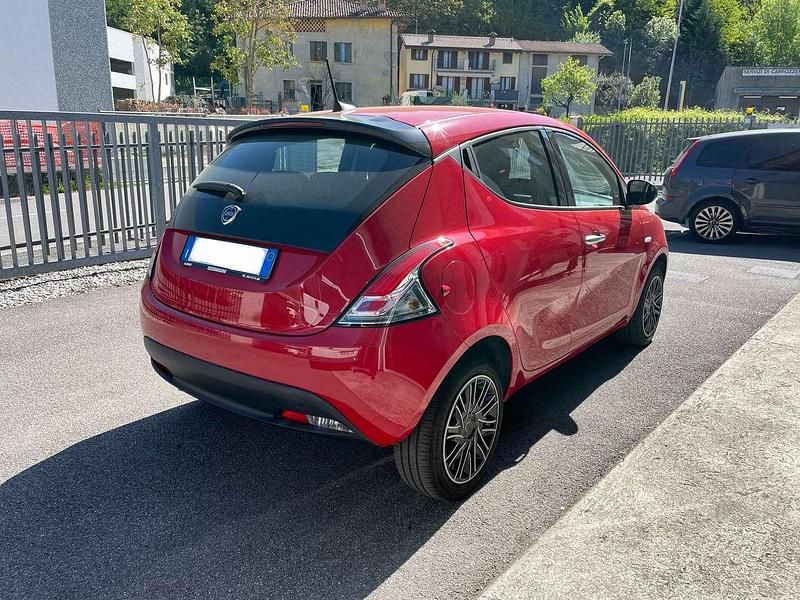 Usata Lancia Ypsilon Silver 69 CV (50 kW) 2024 Rosso Utilitaria