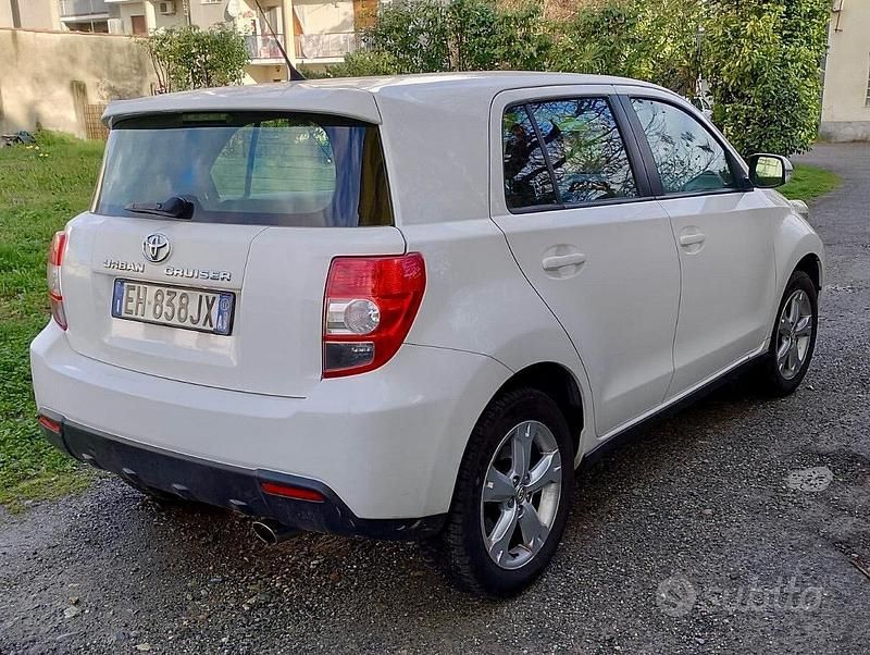 Usata Toyota Urban Cruiser Luxury 90 CV (66 kW) 2011 Bianco Utilitaria