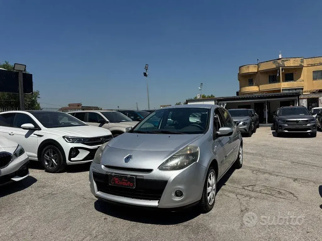 Usata Renault Clio II Dynamique 75 CV (55 kW) 2010 Grigio Berlina