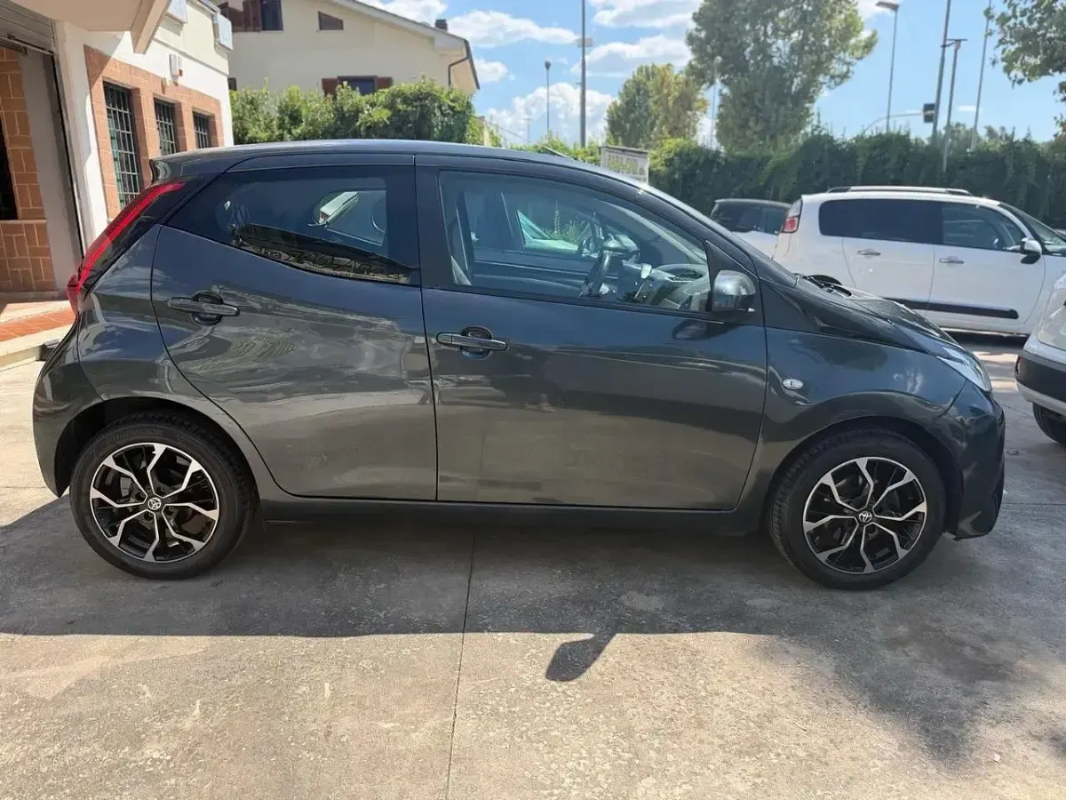 Usata Toyota Aygo 72 CV (52 kW) 2019 Argento Utilitaria