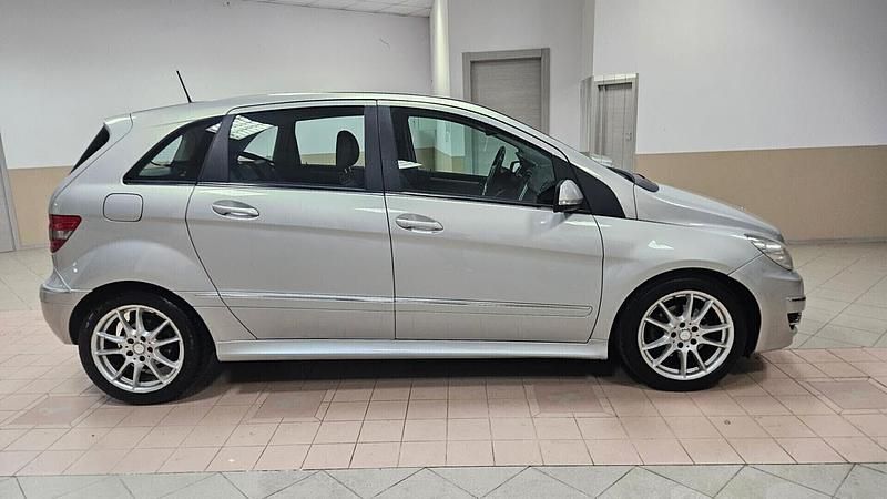 Usata Mercedes B180 Premium 109 CV (80 kW) 2011 Argento Monovolume