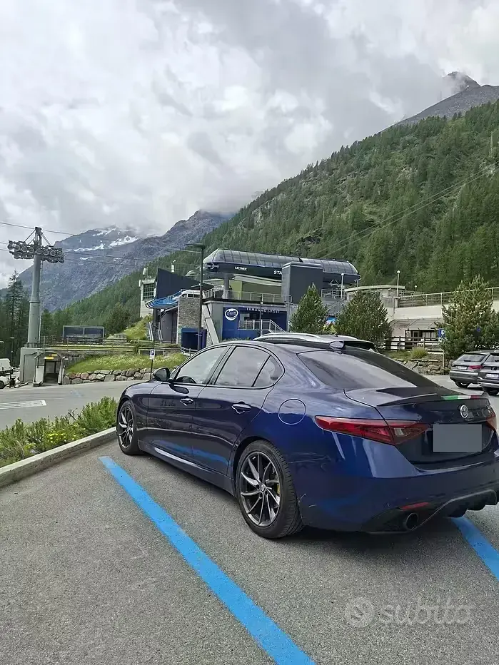 Usata Alfa Romeo Giulia 180 CV (132 kW) 2017 Bluazzurro Berlina