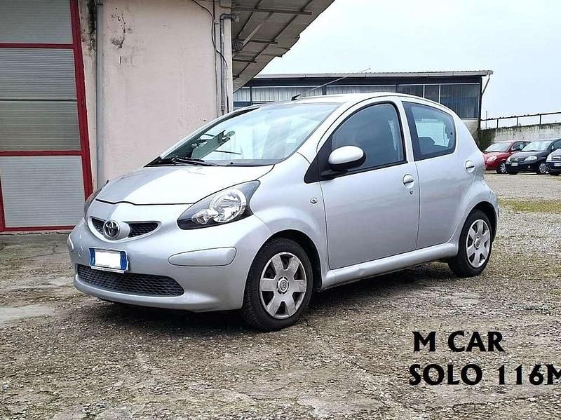 Usata Toyota Aygo 68 CV (50 kW) 2006 Argento Utilitaria