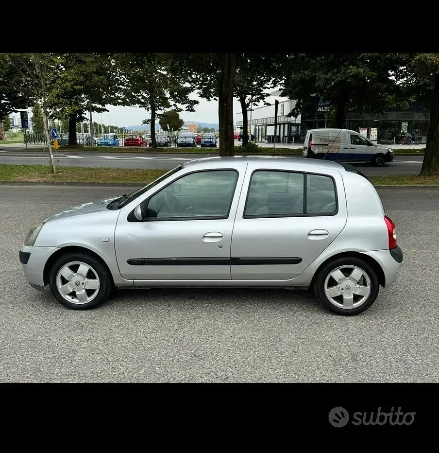 Usata Renault Clio II 75 CV (55 kW) 2005 Grigio Berlina