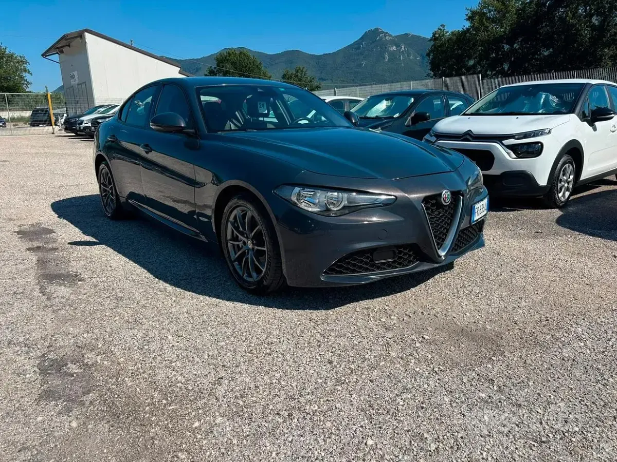 Usata Alfa Romeo Giulia 150 CV (110 kW) 2018 Grigio Berlina